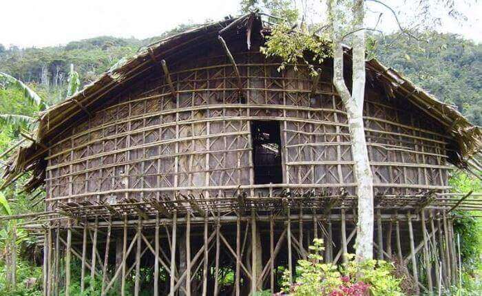 rumah adat papua barat